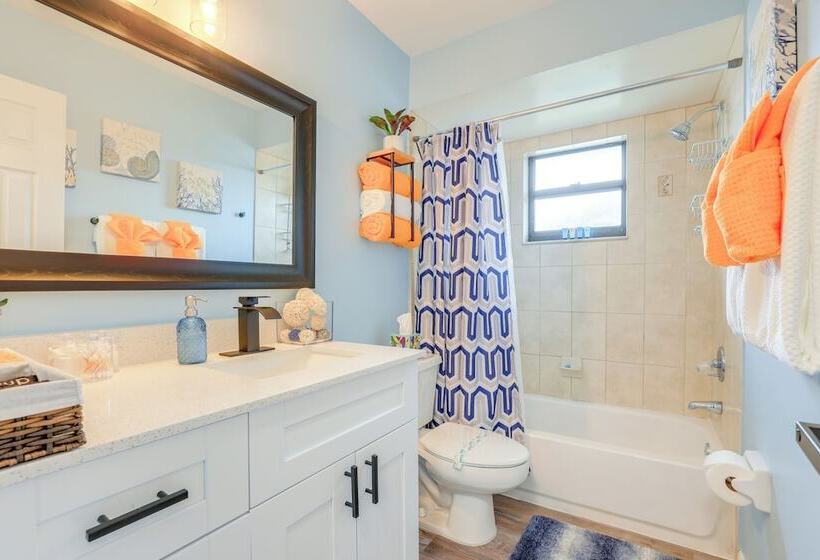 Beachy Port St Lucie Home W/ Hot Tub & Fire Pit!