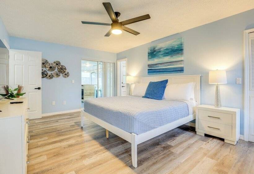 Beachy Port St Lucie Home W/ Hot Tub & Fire Pit!