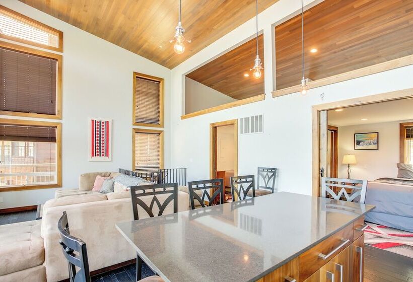 Beautiful Lake Coeur D Alene Retreat: Deck & View!