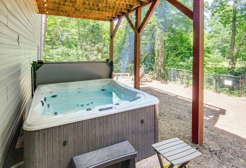 Black Mountain Hideaway W/ Hot Tub & Pool Table!