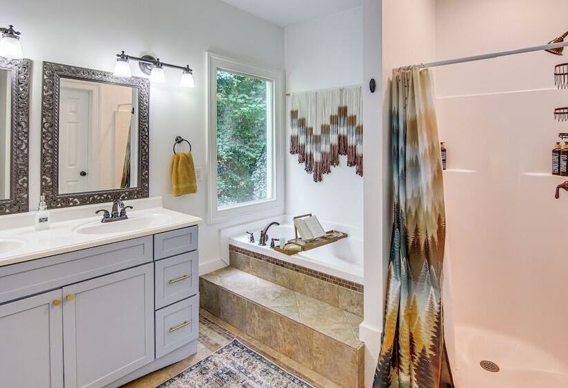 Black Mountain Hideaway W/ Hot Tub & Pool Table!