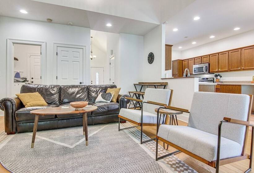 Black Mountain Hideaway W/ Hot Tub & Pool Table!