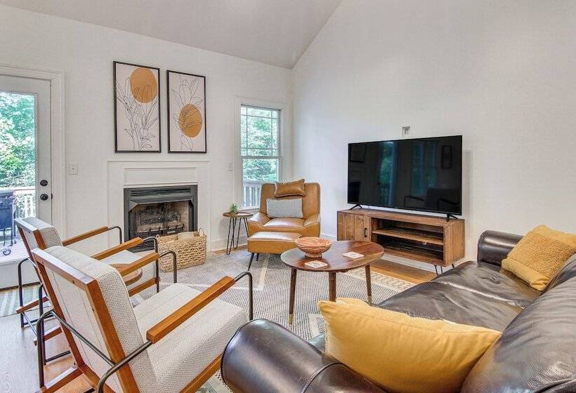 Black Mountain Hideaway W/ Hot Tub & Pool Table!