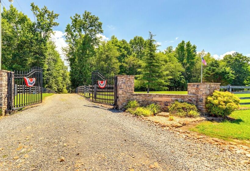 7 Mi To Carters Lake: Cabin W/ Pond & Pedal Boat!