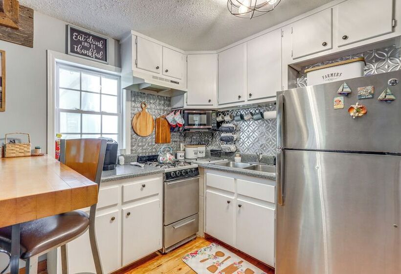 7 Mi To Carters Lake: Cabin W/ Pond & Pedal Boat!