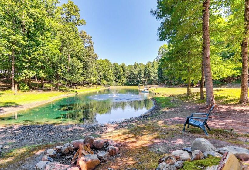 7 Mi To Carters Lake: Cabin W/ Pond & Pedal Boat!