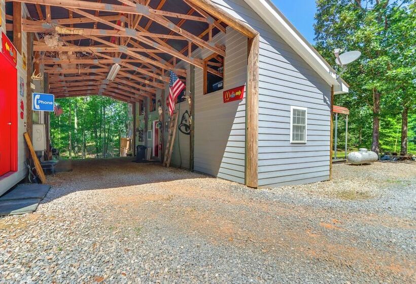 7 Mi To Carters Lake: Cabin W/ Pond & Pedal Boat!