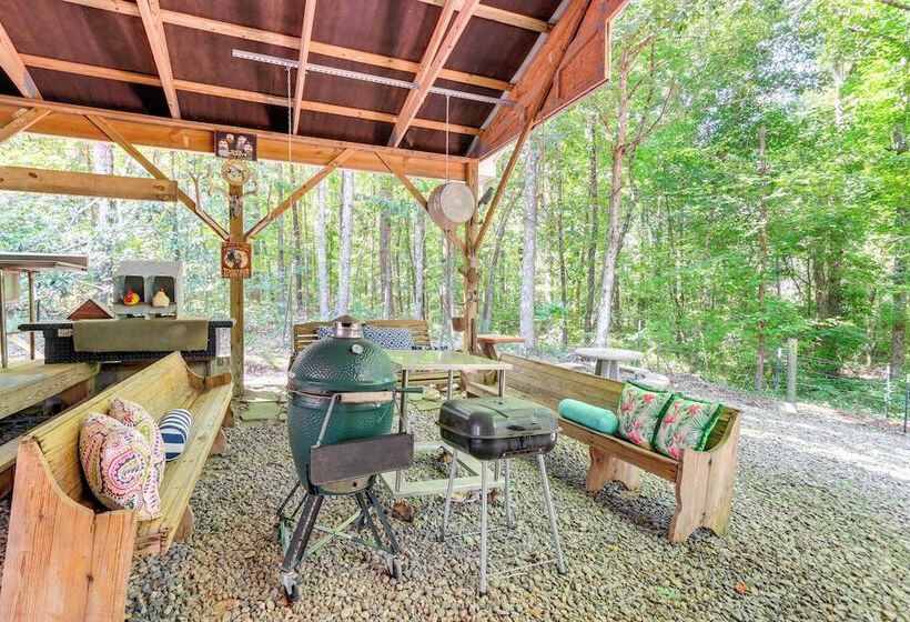 7 Mi To Carters Lake: Cabin W/ Pond & Pedal Boat!