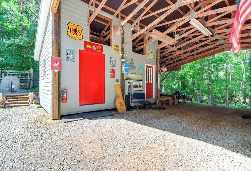 7 Mi To Carters Lake: Cabin W/ Pond & Pedal Boat!