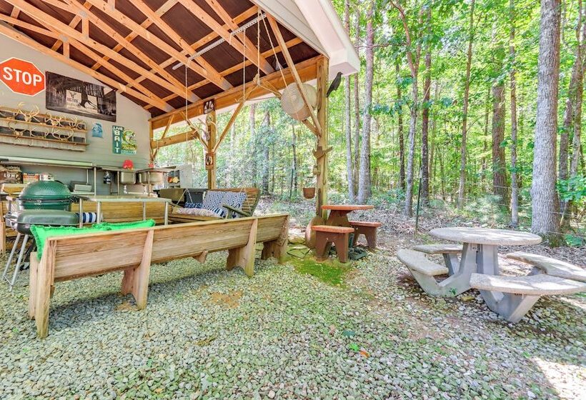 7 Mi To Carters Lake: Cabin W/ Pond & Pedal Boat!