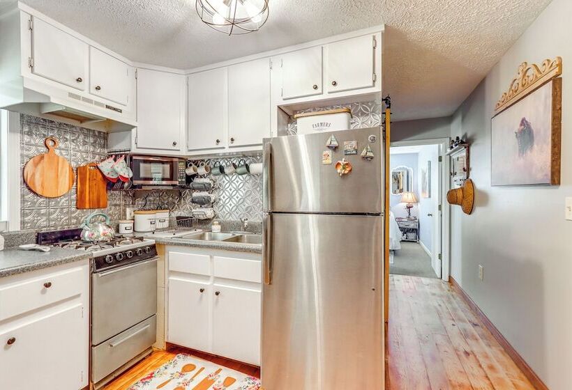 7 Mi To Carters Lake: Cabin W/ Pond & Pedal Boat!