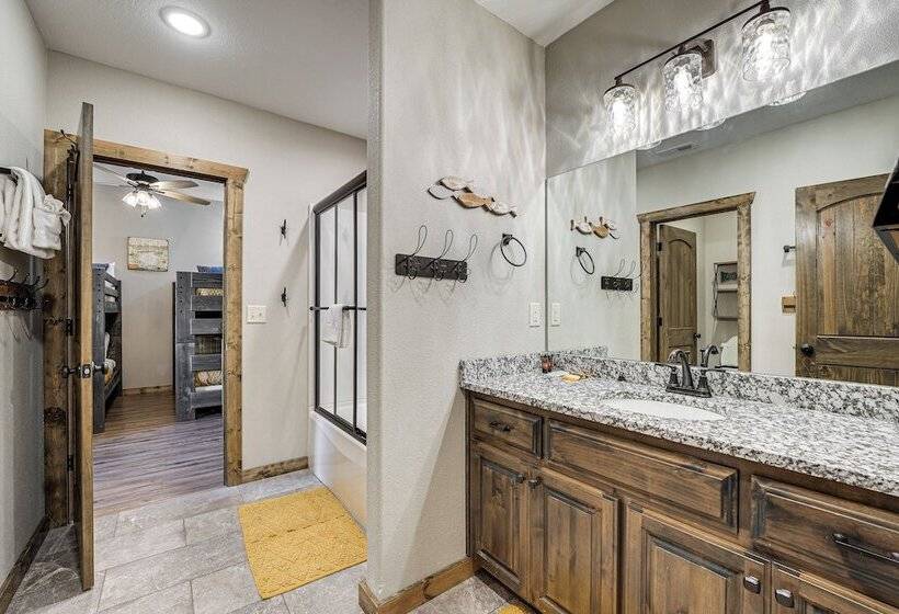 Branson Cabin W/ Pool Access & Private Boat Slip!