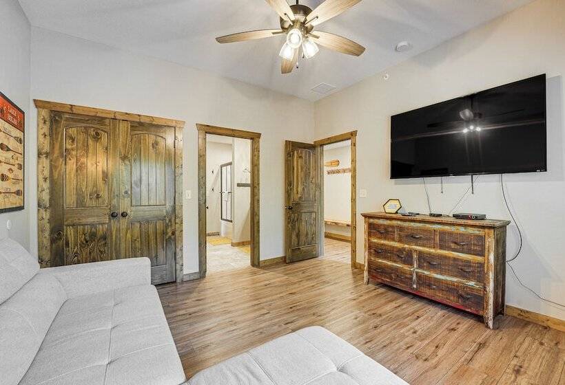 Branson Cabin W/ Pool Access & Private Boat Slip!