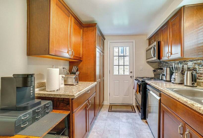 Bright Pittsburgh House W/ Yard: 3 Mi To Downtown!