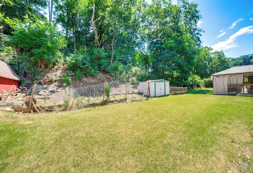 Bright Pittsburgh House W/ Yard: 3 Mi To Downtown!