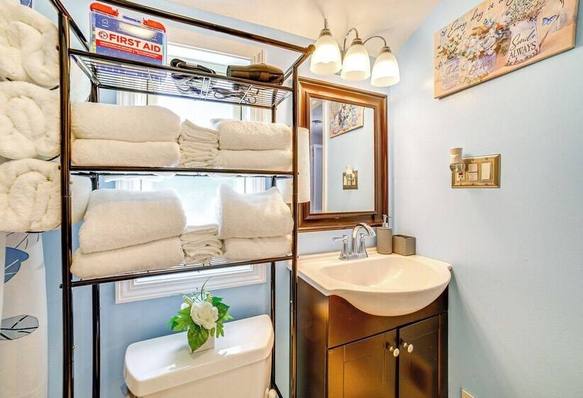 Bright Pittsburgh House W/ Yard: 3 Mi To Downtown!