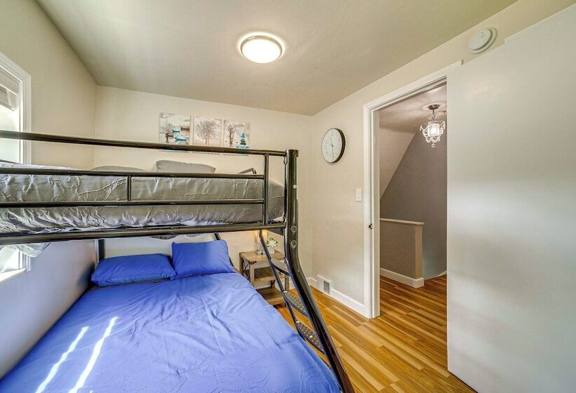 Bright Pittsburgh House W/ Yard: 3 Mi To Downtown!