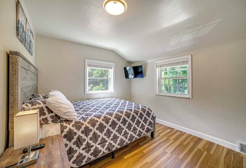 Bright Pittsburgh House W/ Yard: 3 Mi To Downtown!