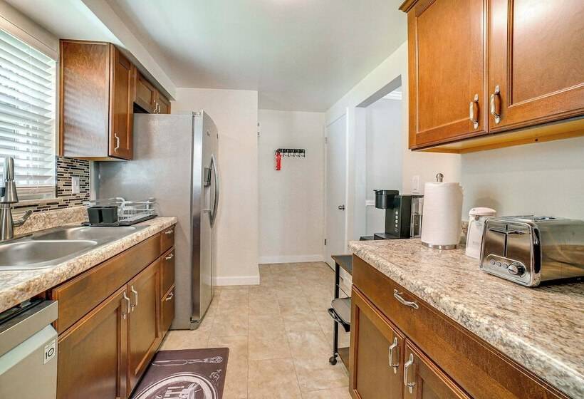 Bright Pittsburgh House W/ Yard: 3 Mi To Downtown!