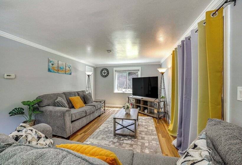 Bright Pittsburgh House W/ Yard: 3 Mi To Downtown!