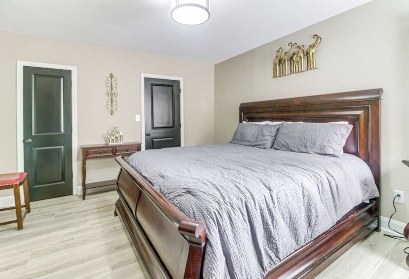 Charlotte Home W/ Yard Near Spectrum Center!