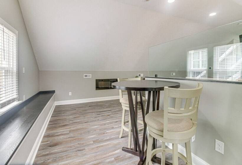 Charlotte Home W/ Yard Near Spectrum Center!