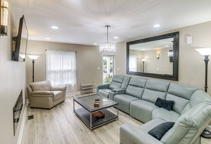 Charlotte Home W/ Yard Near Spectrum Center!