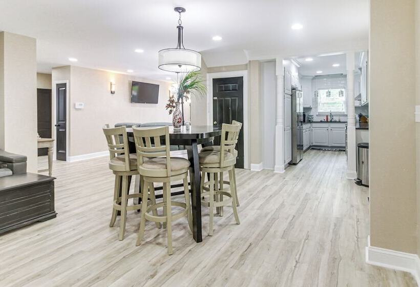 Charlotte Home W/ Yard Near Spectrum Center!