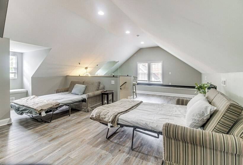 Charlotte Home W/ Yard Near Spectrum Center!