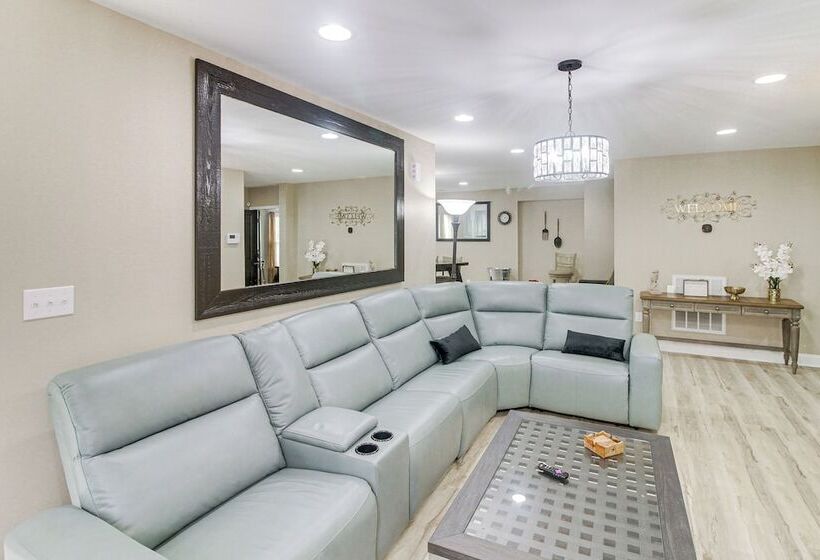 Charlotte Home W/ Yard Near Spectrum Center!