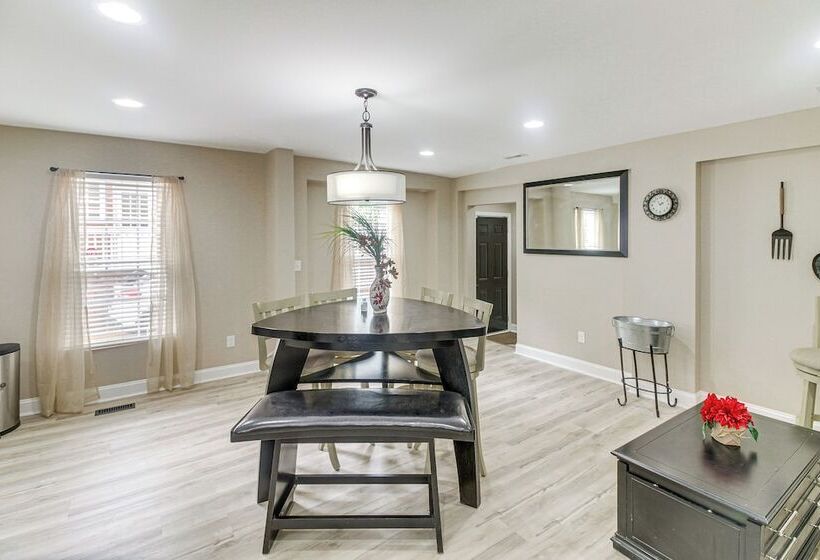 Charlotte Home W/ Yard Near Spectrum Center!