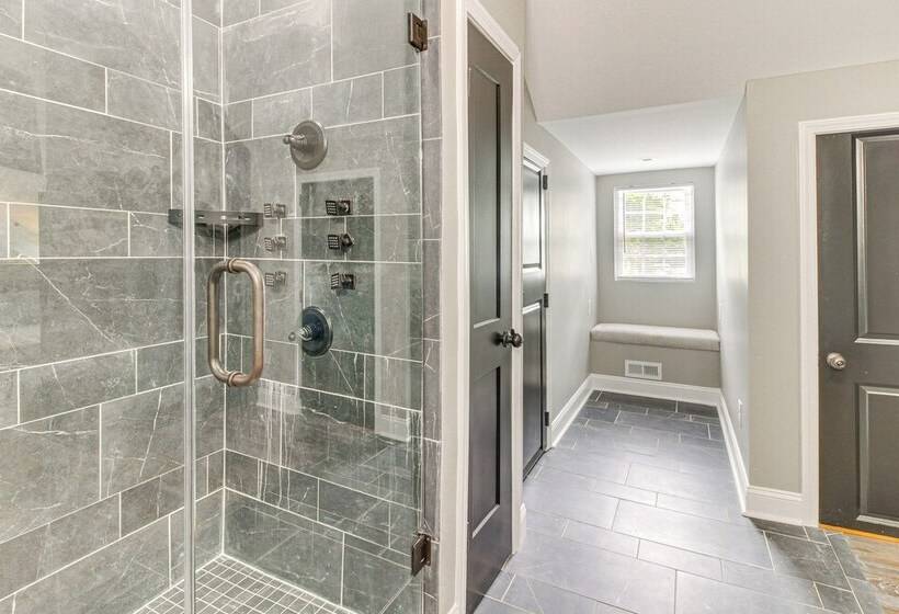 Charlotte Home W/ Yard Near Spectrum Center!