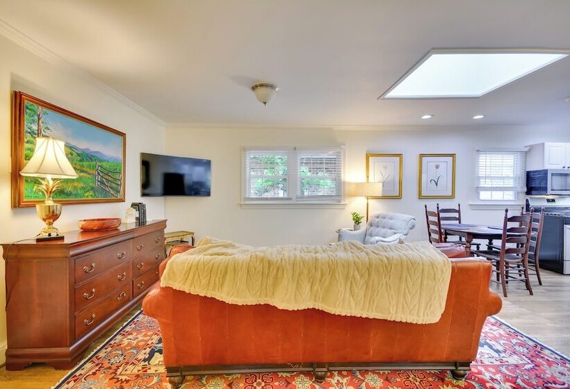 Charming Cottage   Near Wake Forest!