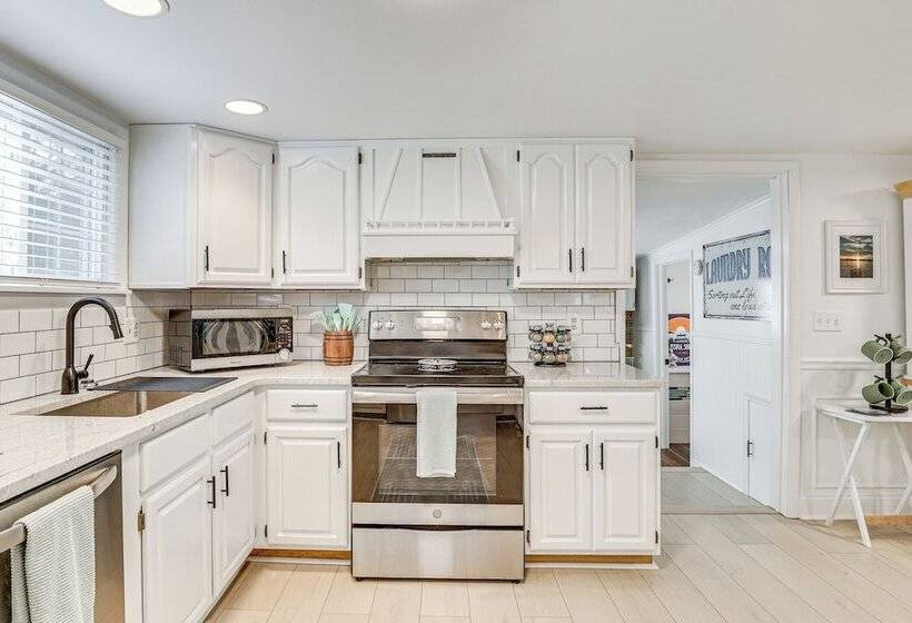 Family Home W/ Hot Tub: 1/2 Mi To Lake Milton