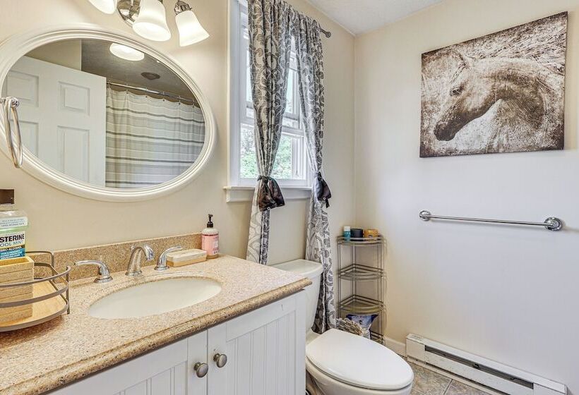 Charming Farmington Home ~ 5 Mi To Uconn Health!