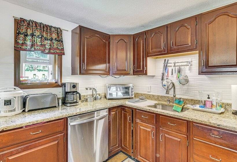 Charming Farmington Home ~ 5 Mi To Uconn Health!