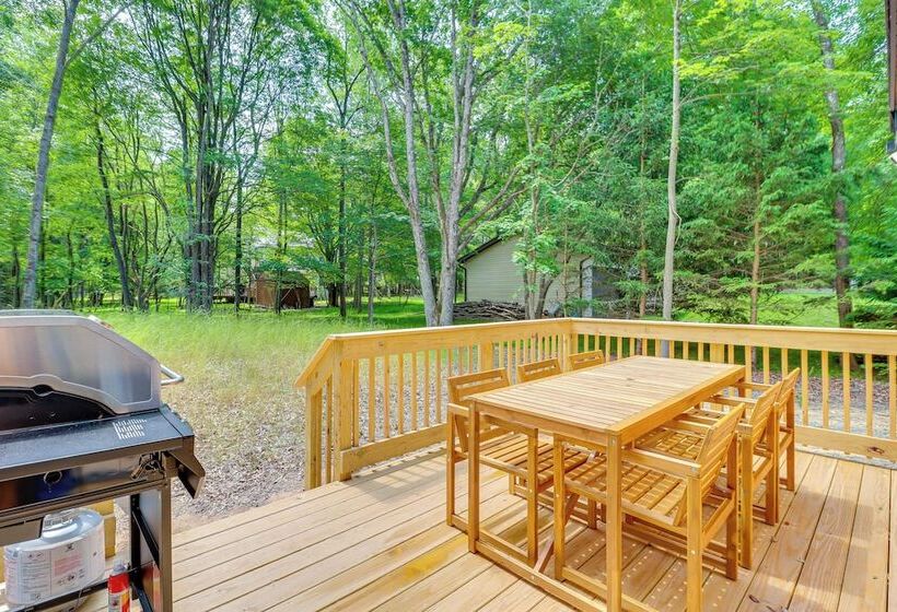 Pool & Beach Access: Charming Poconos Cabin!