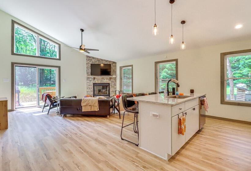 Pool & Beach Access: Charming Poconos Cabin!