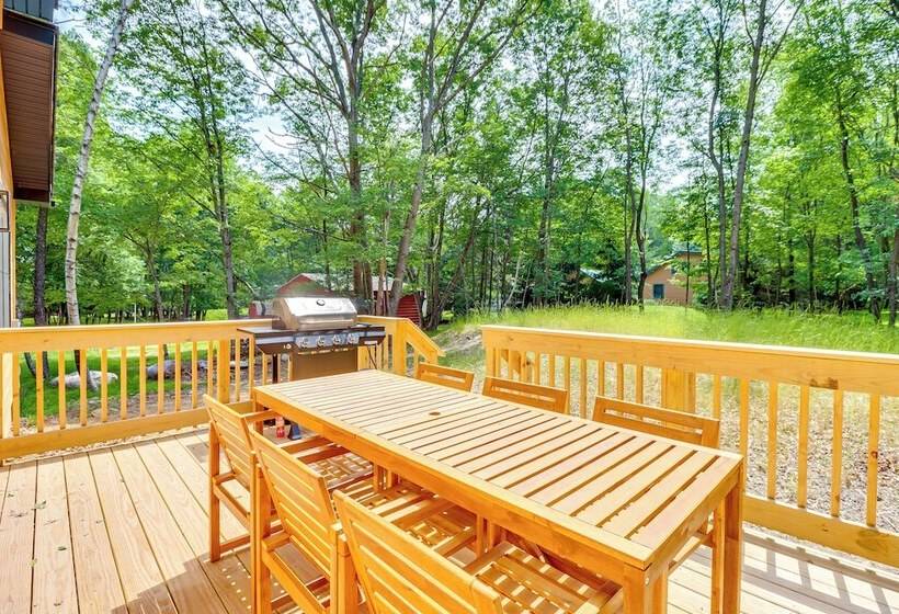 Pool & Beach Access: Charming Poconos Cabin!