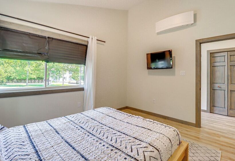 Pool & Beach Access: Charming Poconos Cabin!