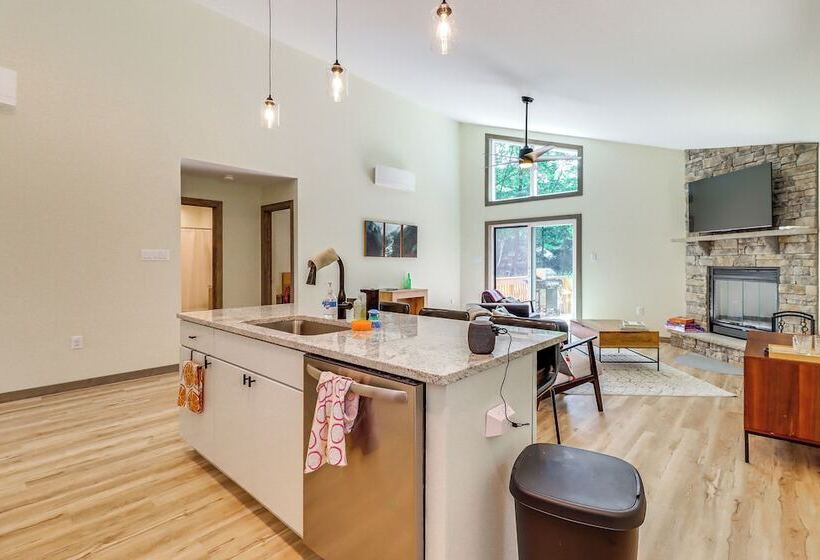 Pool & Beach Access: Charming Poconos Cabin!