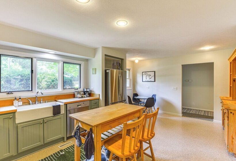 Charming Union Pier Home W/ Deck: Half Mi To Beach