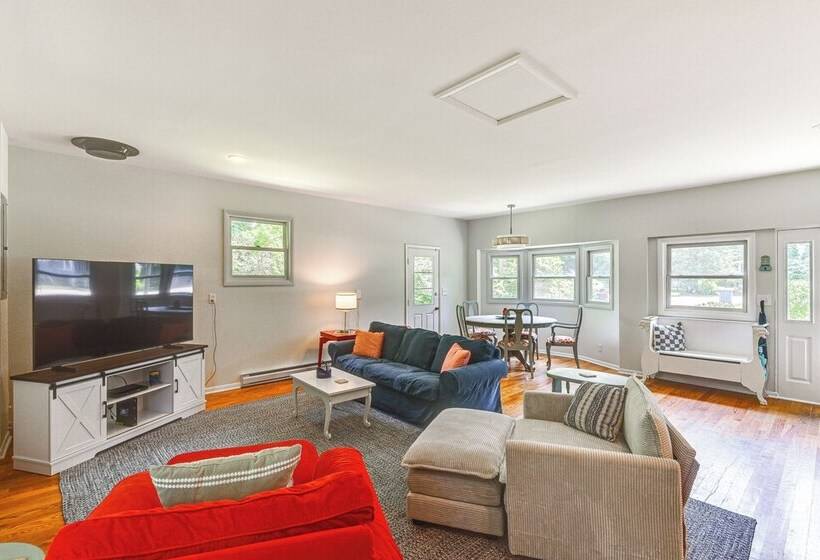 Charming Union Pier Home W/ Deck: Half Mi To Beach