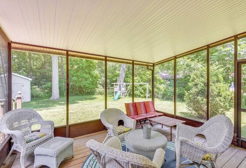 Charming Union Pier Home W/ Deck: Half Mi To Beach