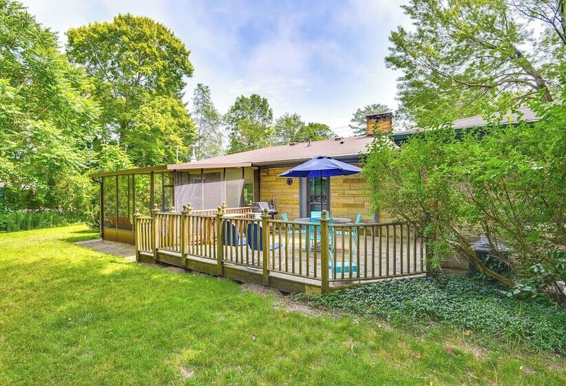 Charming Union Pier Home W/ Deck: Half Mi To Beach