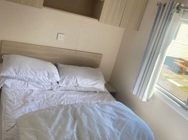 Coastal Cabin Retreat In Rhyl