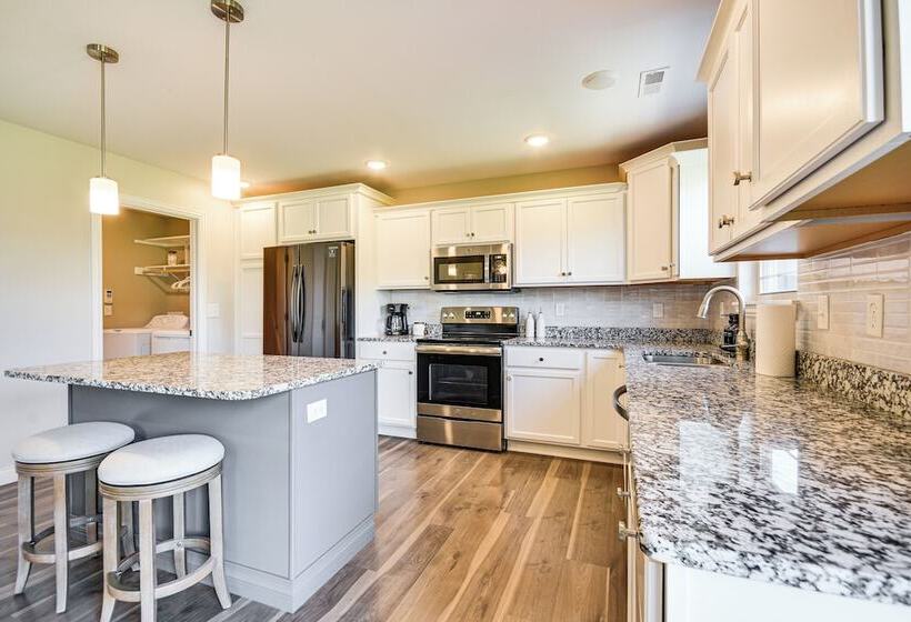 Steps To Park: Home W/ Fenced Yard In Columbia