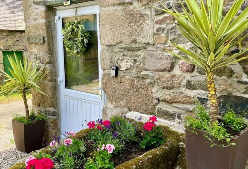 Cosy Cottage With Hot Tub Oozing Character!