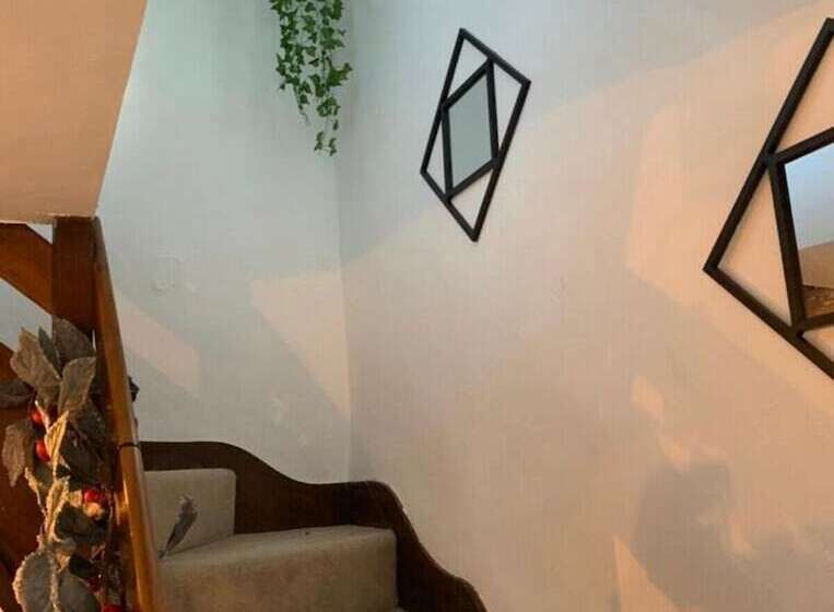 Cosy Cottage With Hot Tub Oozing Character!