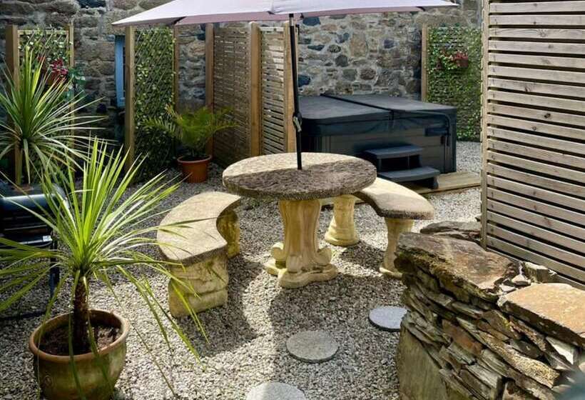 Cosy Cottage With Hot Tub Oozing Character!